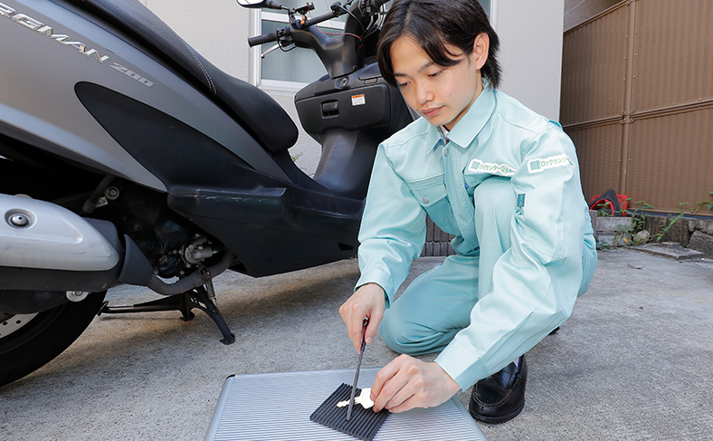 車やバイクなどの鍵穴から鍵を作成して鍵を開ける